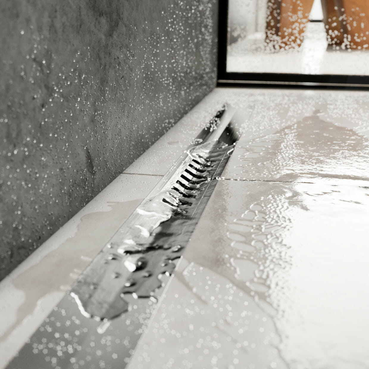 Nahaufnahme einer nassen Dusche mit silberner ACO ShowerDrain S+ Duschrinne und Wasserfluss auf hellen Fliesen
