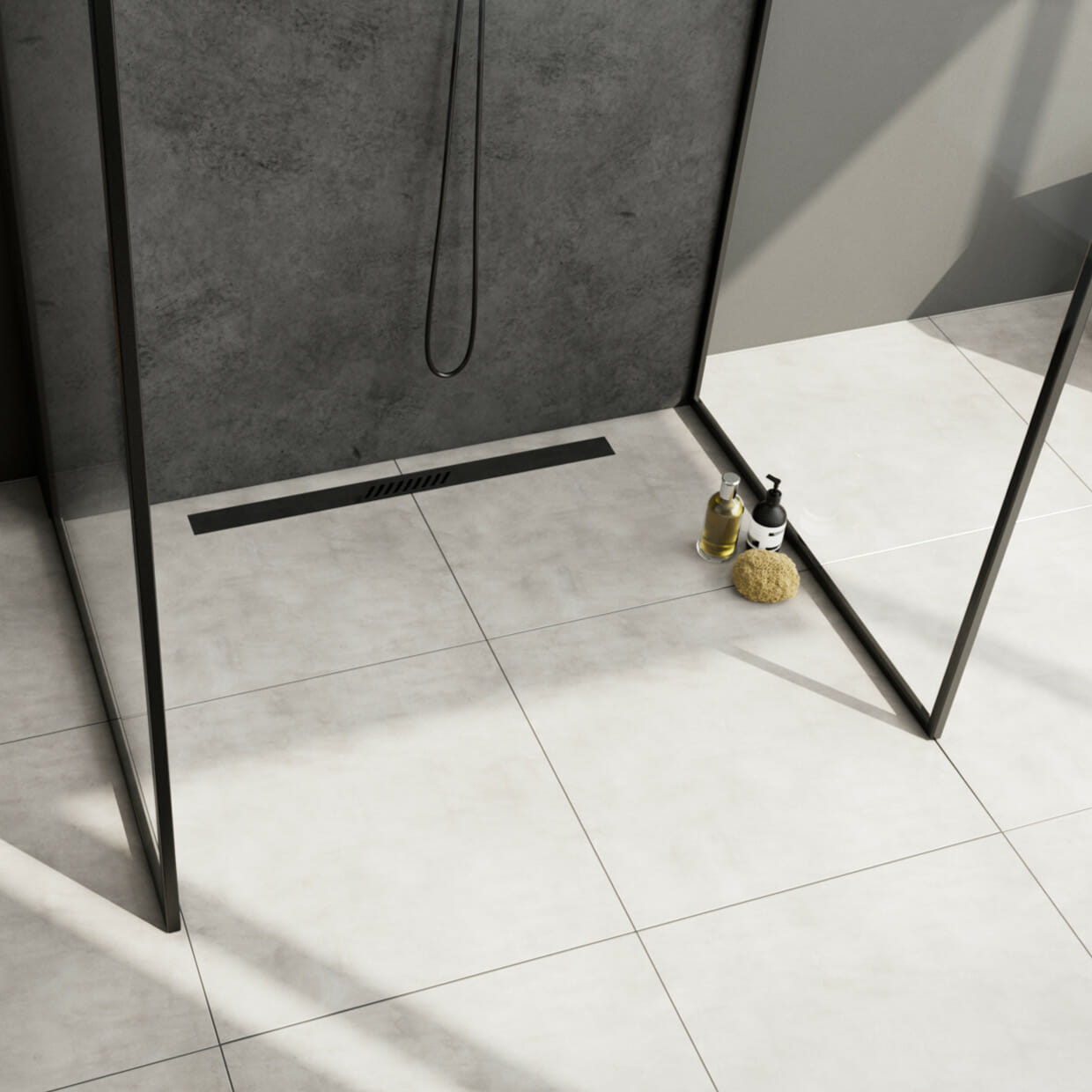 Bodengleiche Dusche mit schwarzer ACO ShowerDrain S+ Duschrinne und Glasabtrennung auf hellen Bodenfliesen