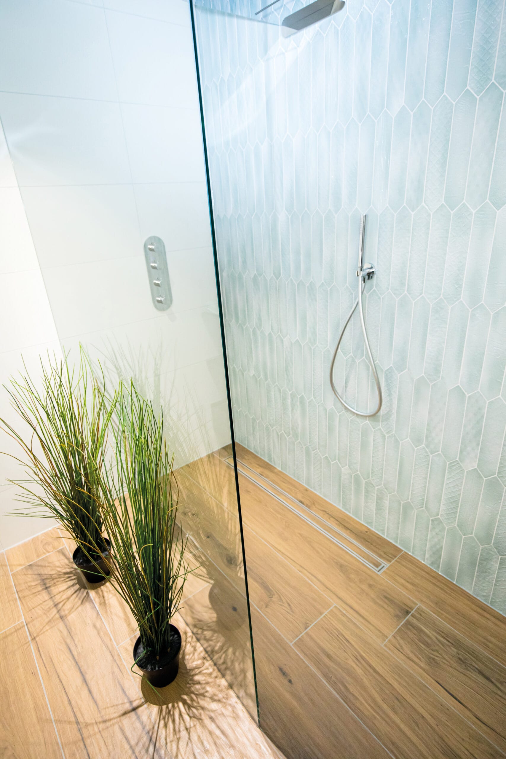 Offene Dusche mit befliesbarer ACO ShowerDrain C, Glasabtrennung, Holzoptik-Fliesen und vertikaler Wandstruktur